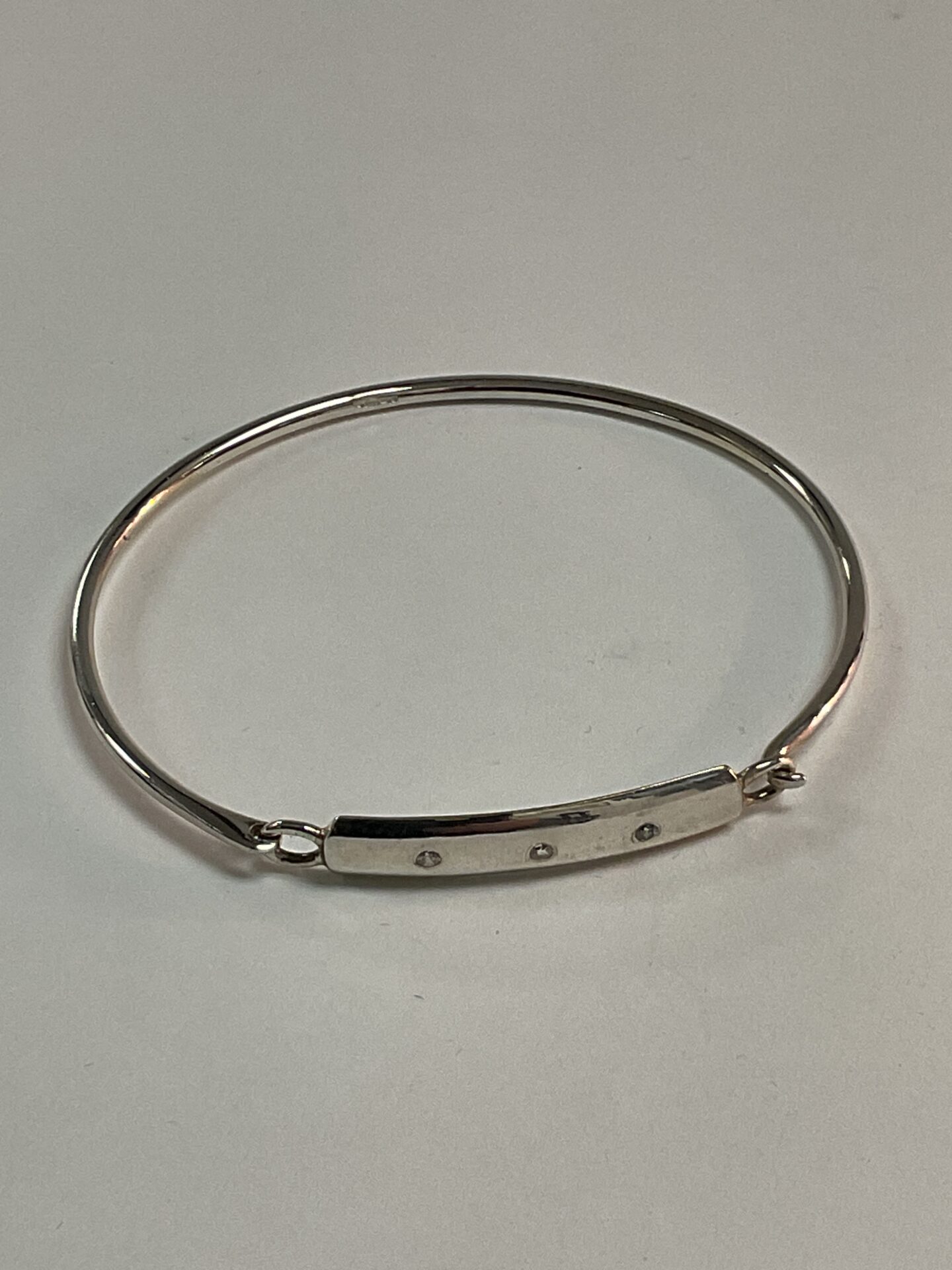 987 925 Silver Bracelet set with three white stones 9.7g