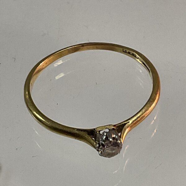 Delicate 9ct gold ring with a single diamond, size Q.