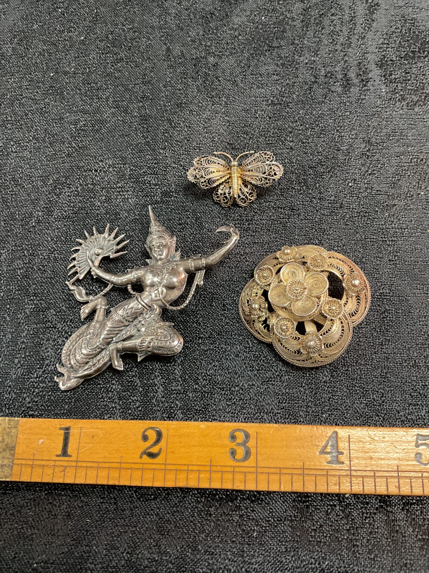837 three silver brooches 28.5 g