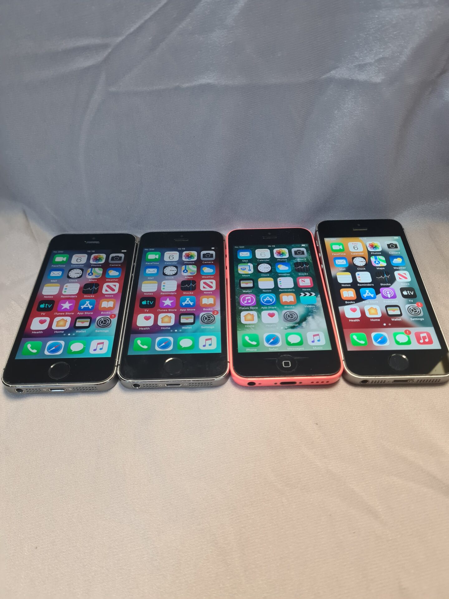 221 Four Apple Iphones All Working Inc Model A1457 And A1507
