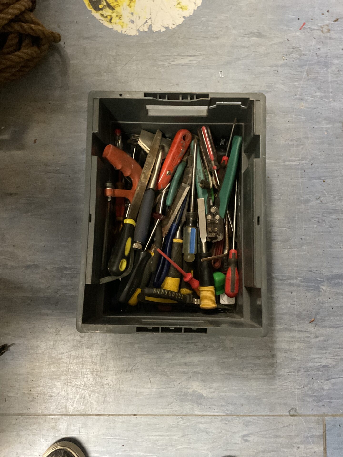 1156 Tub of assorted tools