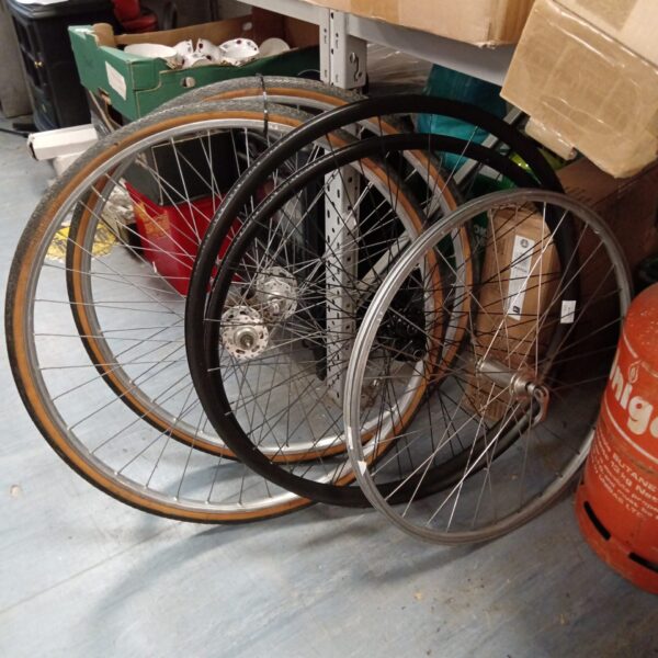 Mixed lot of five bicycle wheels for cycling.