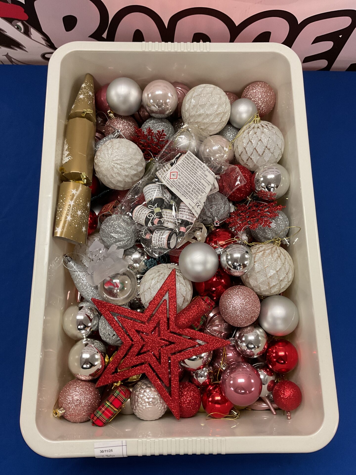 467 Box of Christmas decorations