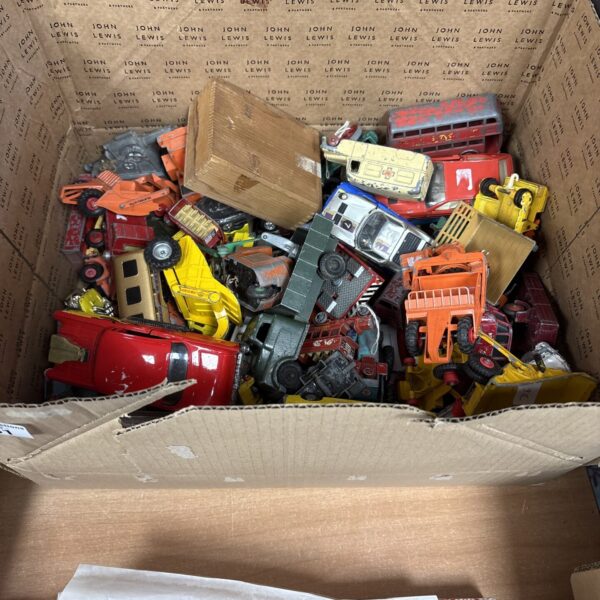Mixed lot of vintage and modern diecast model cars and vehicles.