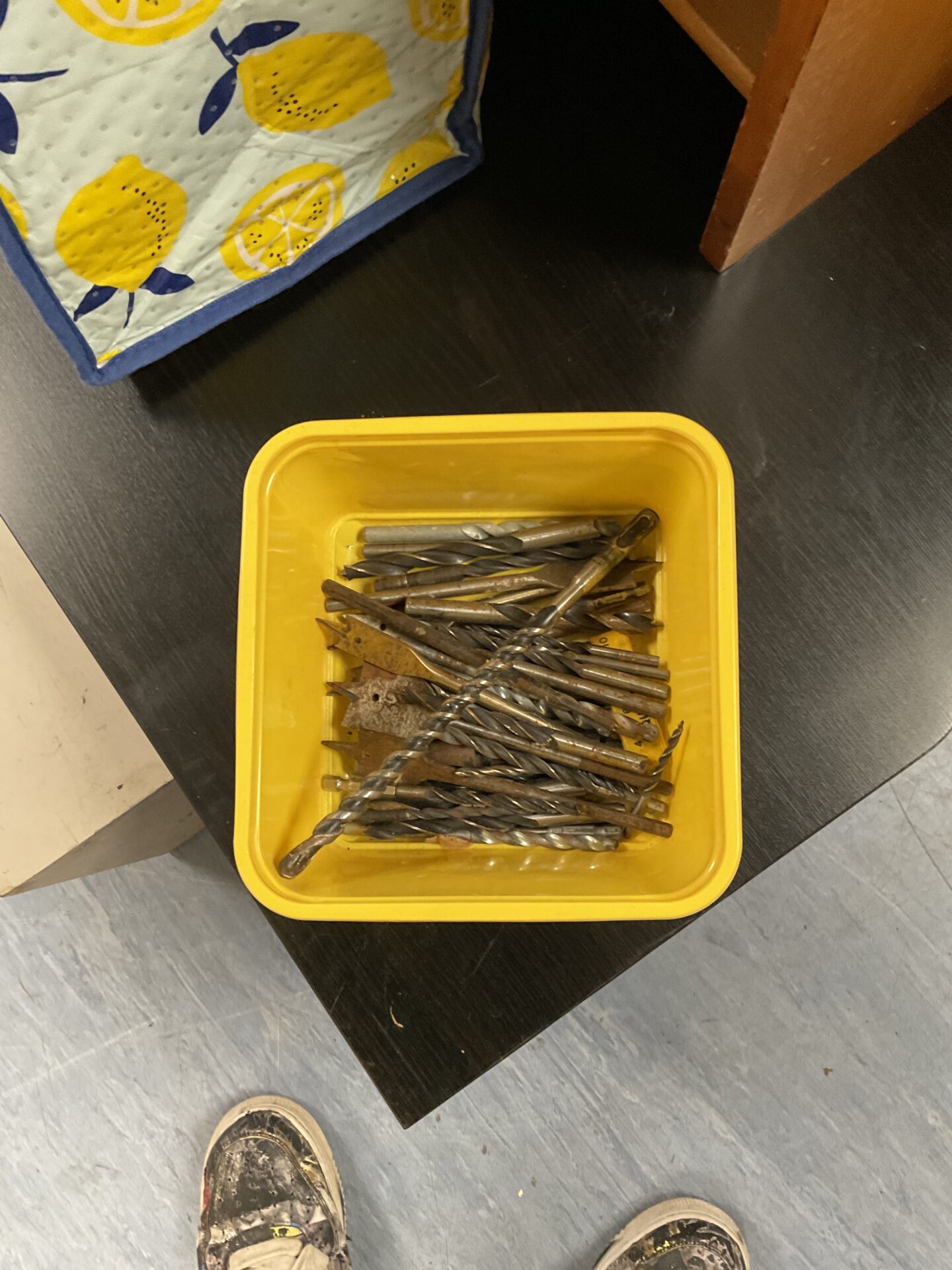 1091 Tub of assorted drill bits