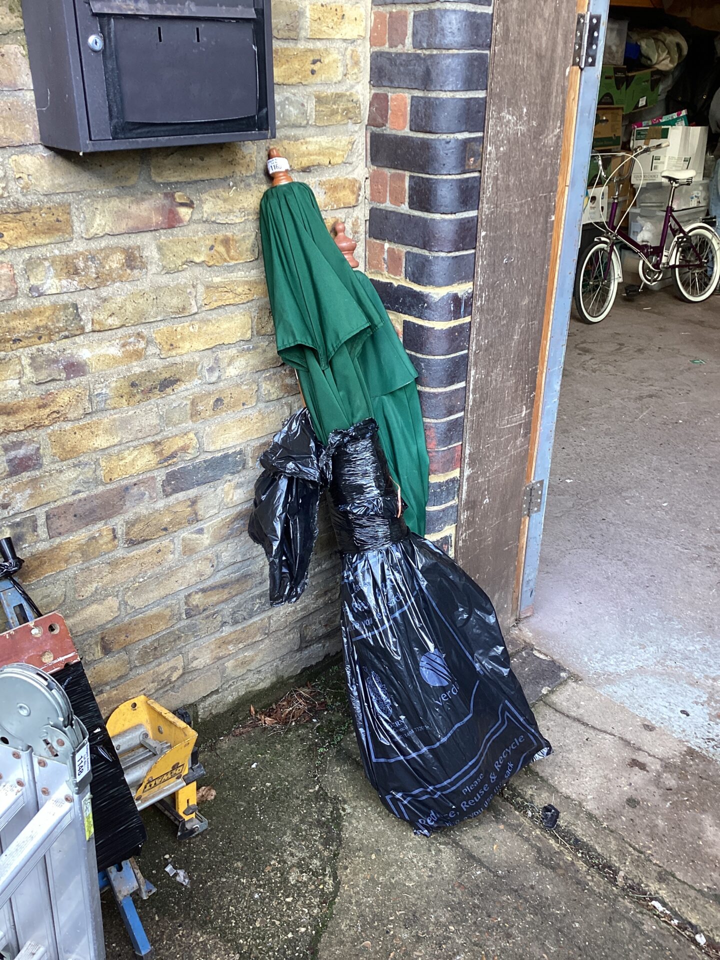 1160 Two garden parasols
