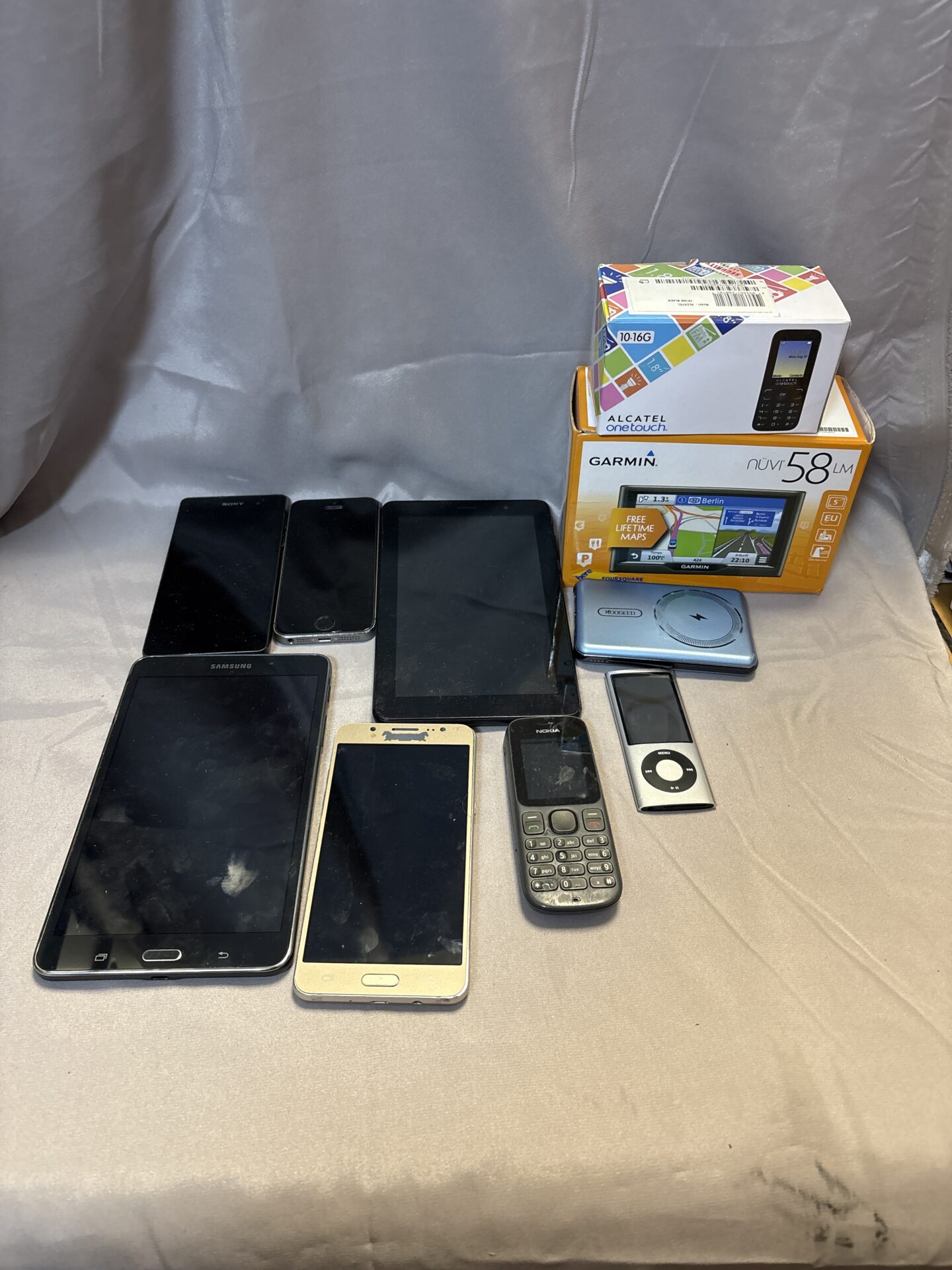 231 Box of electricals inc garmin nav and apple ipod