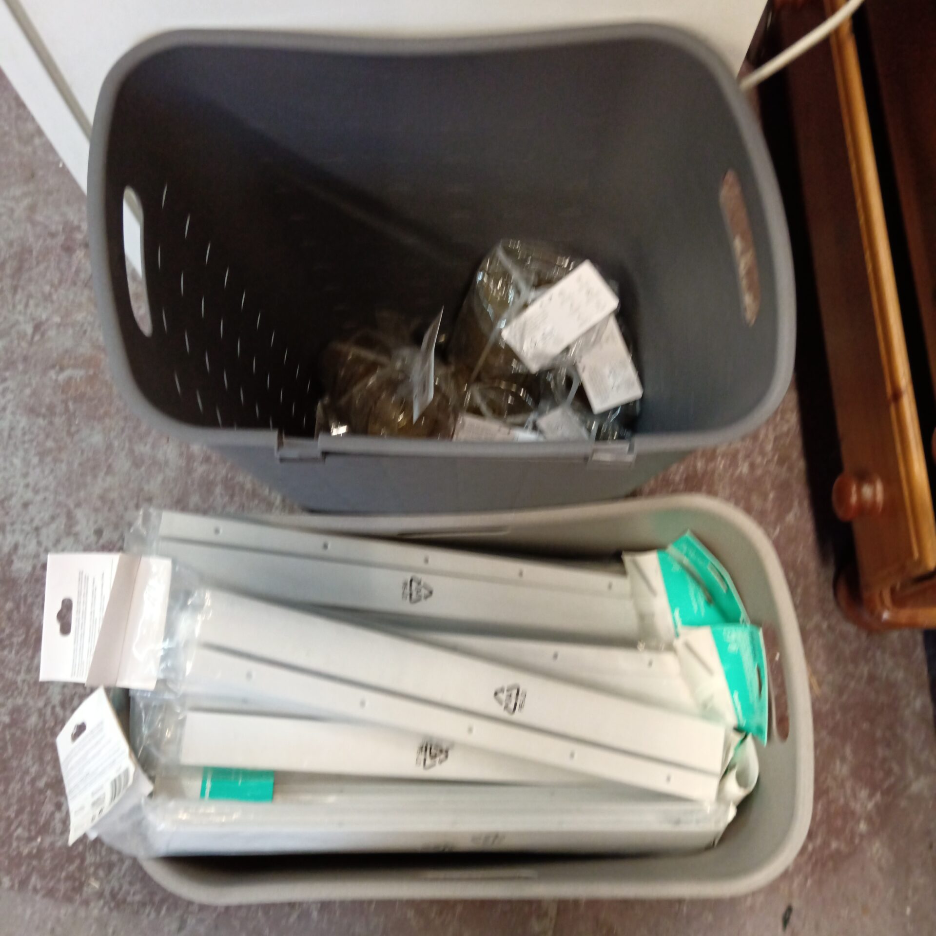 1240 Lot of new goodhome items including plastic tumblers & Marlow corner connectors