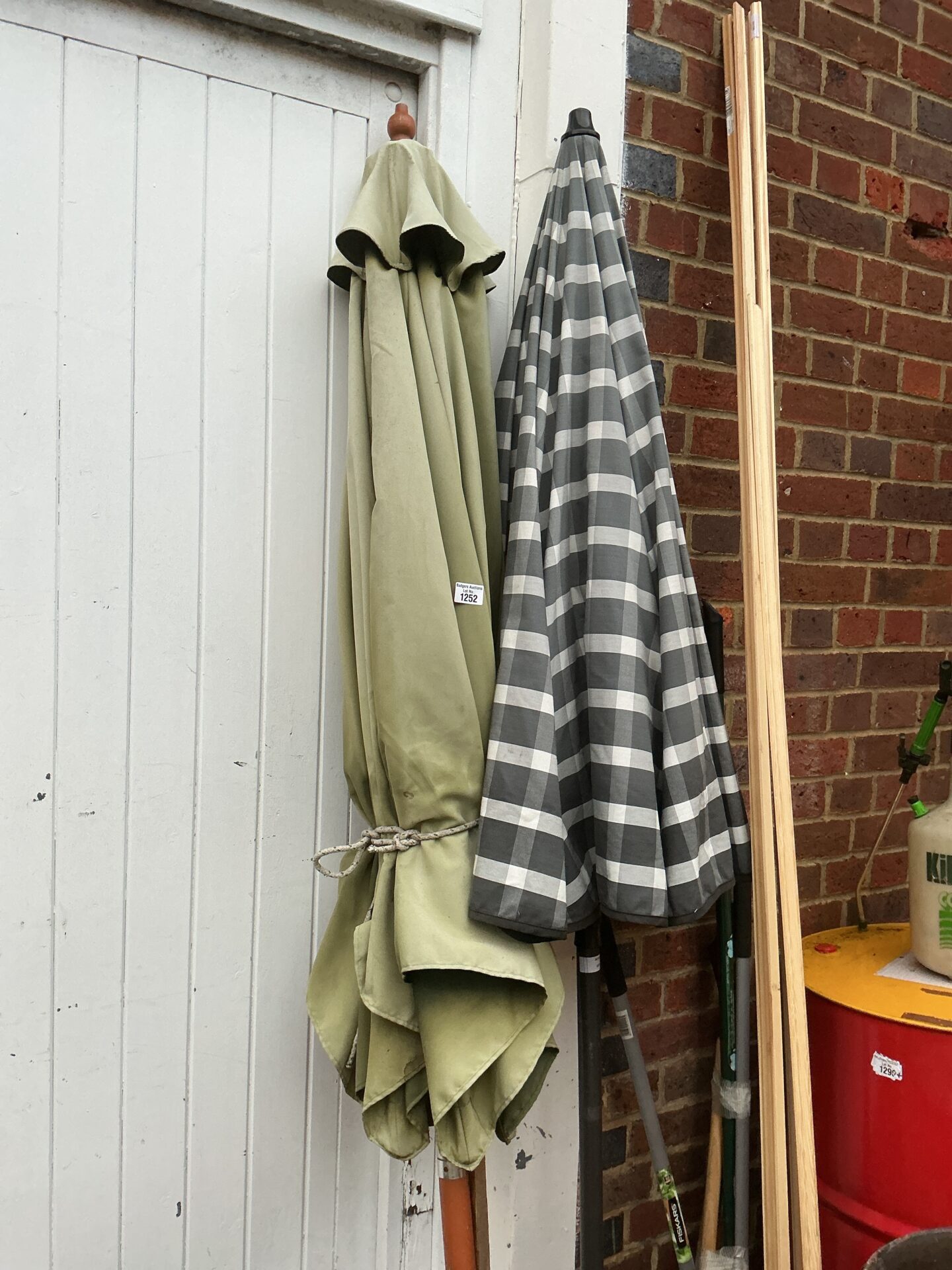 1252 Two garden parasols