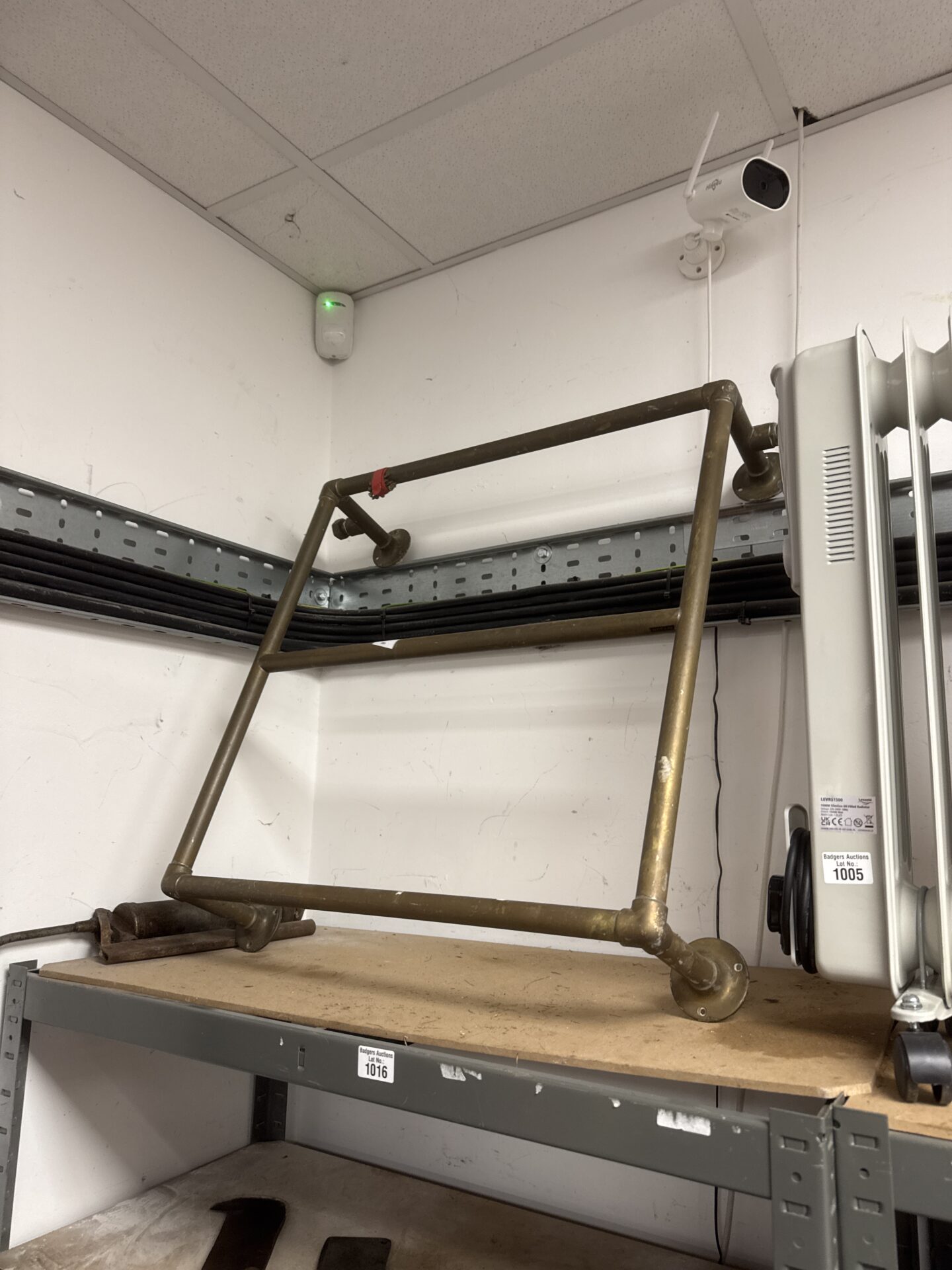 1016 Industrial style towel rail