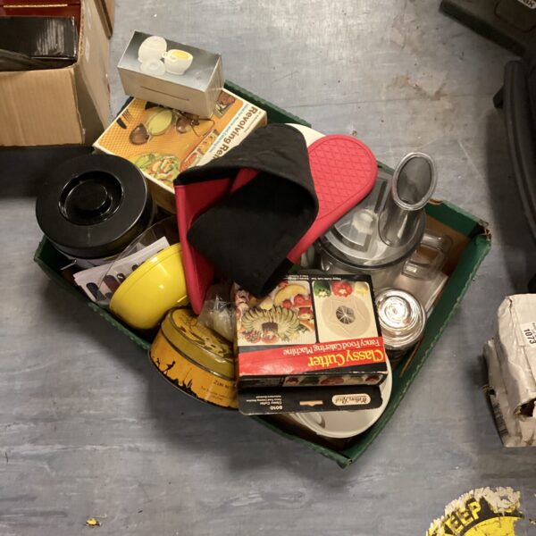 Mixed lot of vintage kitchenware and a food cutter.