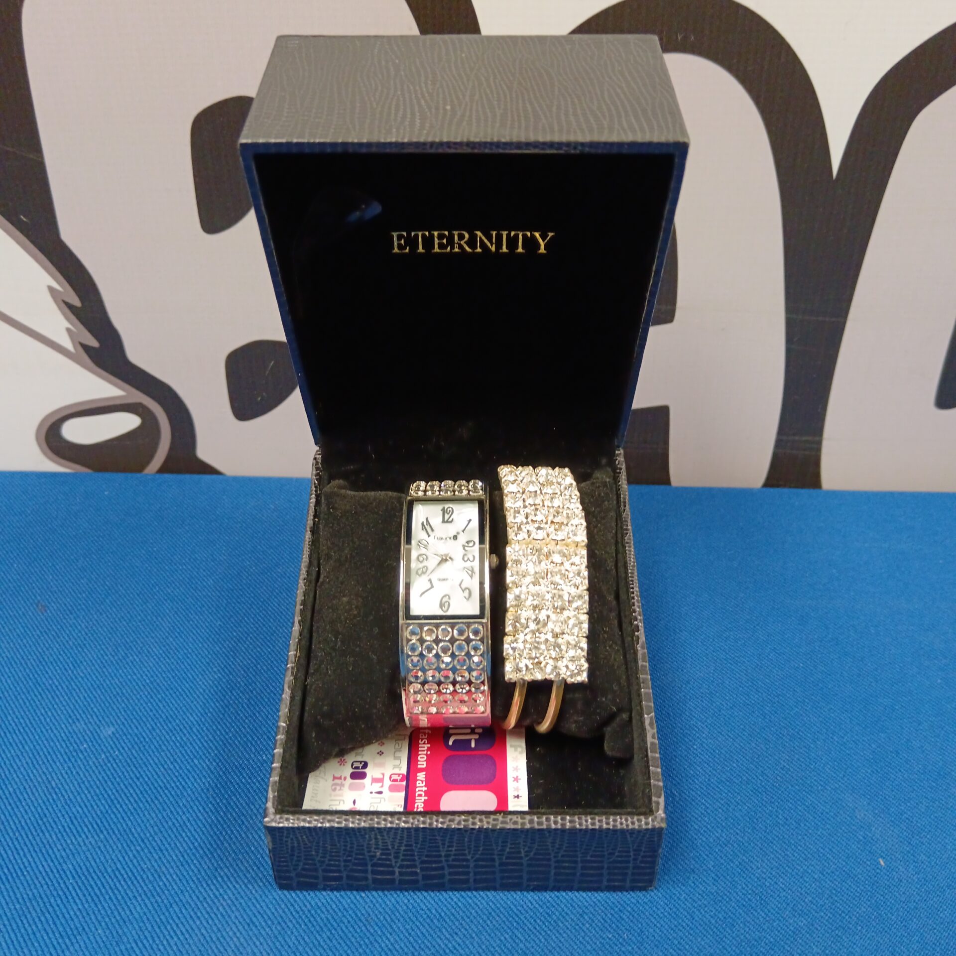 829 Flaunt it ladies quartz watch & bracelet set