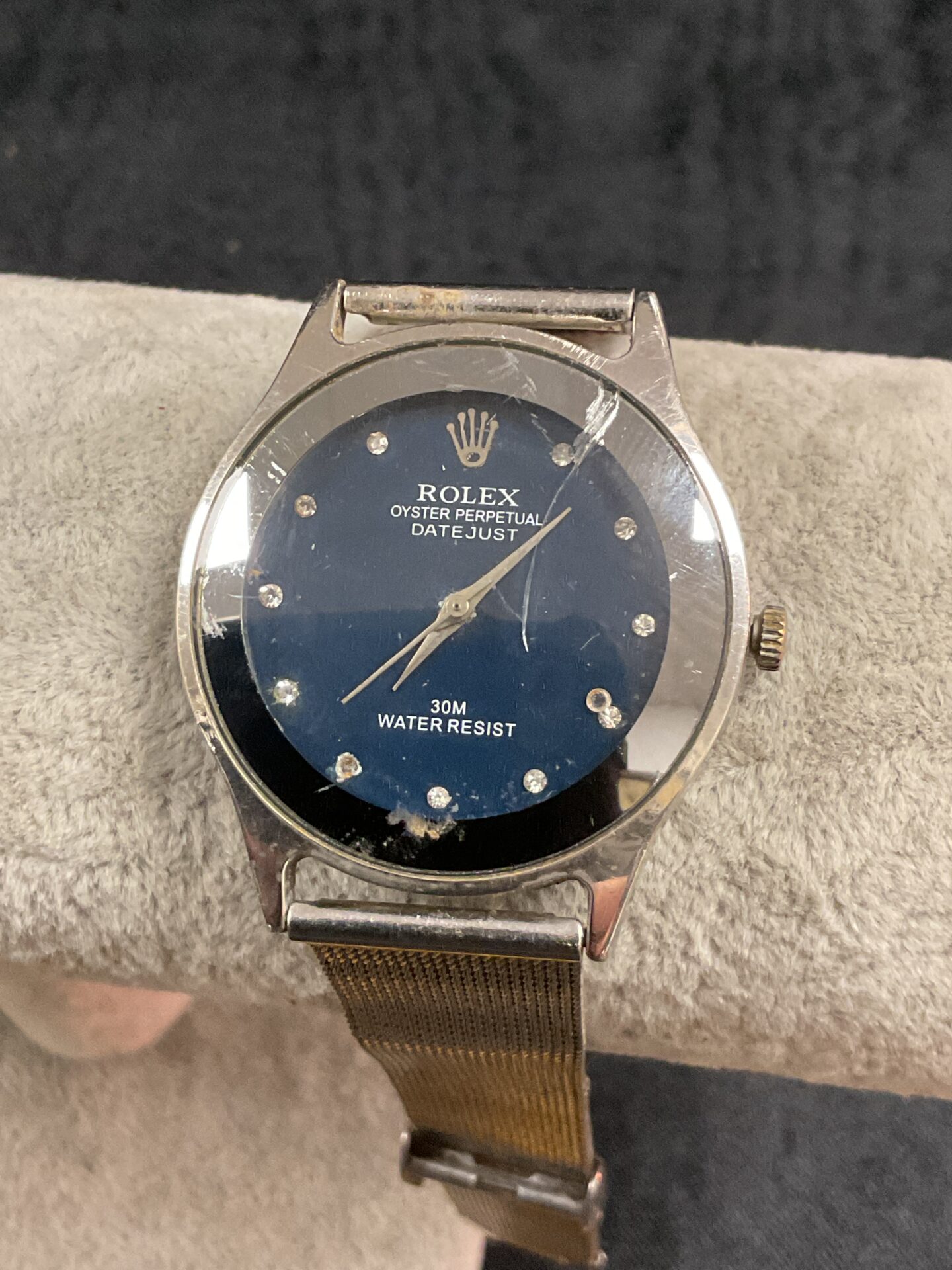 912 Ladies Quartz Wristwatch in the style of a designer watch