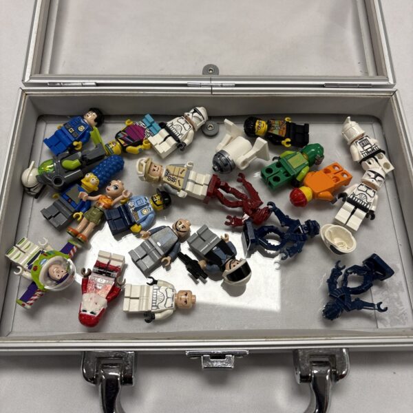 Overview of a Lego minifigure lot including Star Wars and Lego City figures.