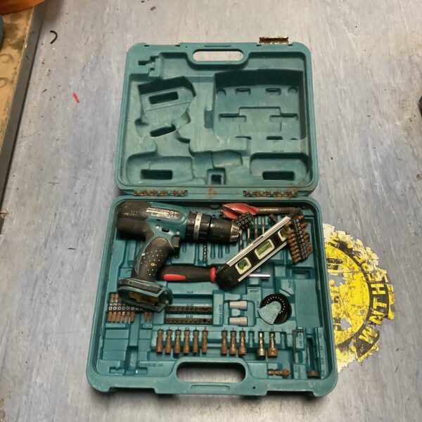 Makita cordless drill set with bits and spirit level.