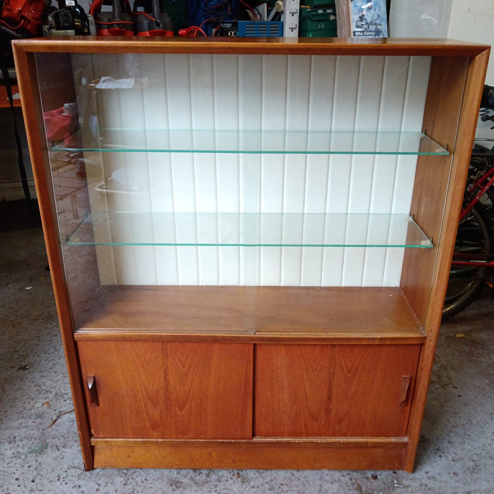 1327 Herbert e Gibbs mid century glass fronted display bookcase cabinet