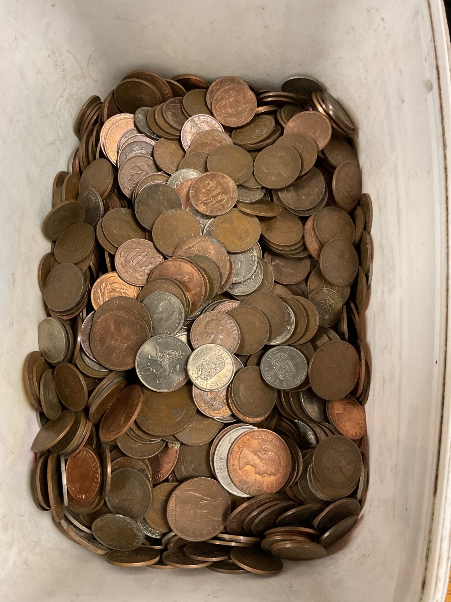 811 Tub of approx six to seven kilos of mixed coins
