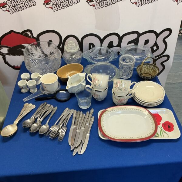 Mixed kitchenware lot featuring Pyrex and Keltcraft dishes and bowls.