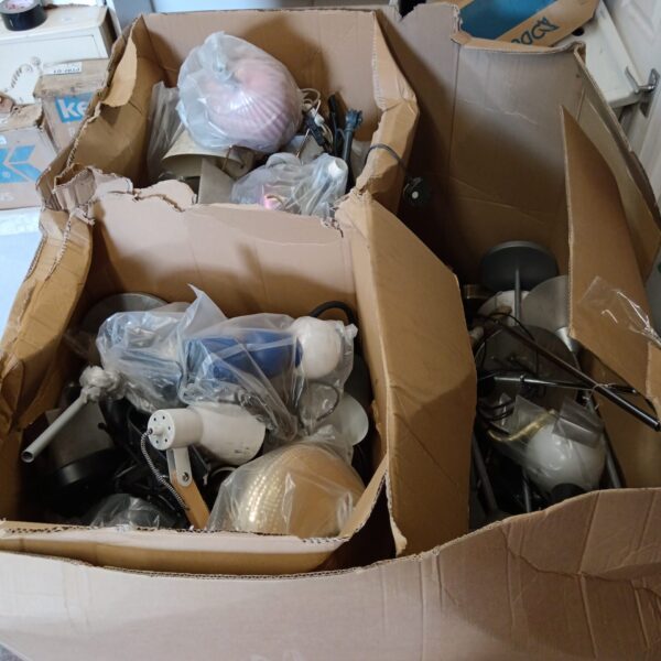 Overview of a mixed lot of vintage and spare lamps.