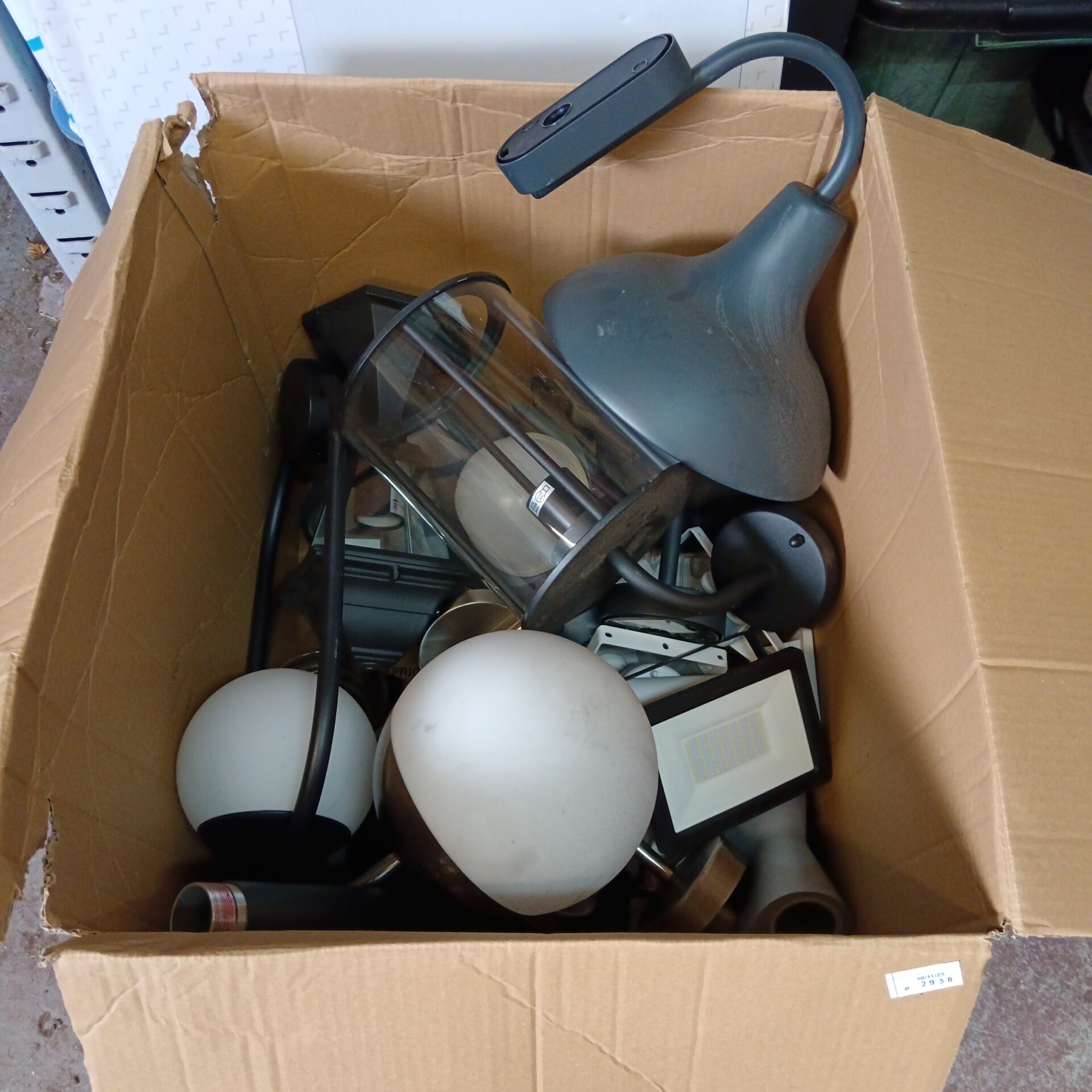 1193 Large box of outdoor lights