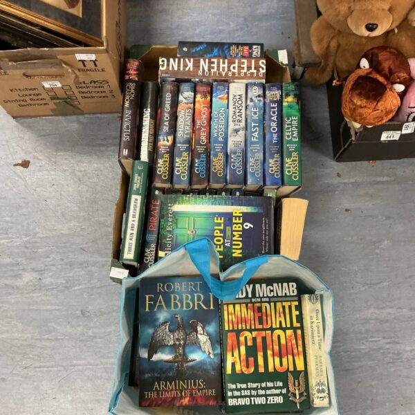Mixed lot of vintage paperback novels by Clive Cussler and Stephen King.