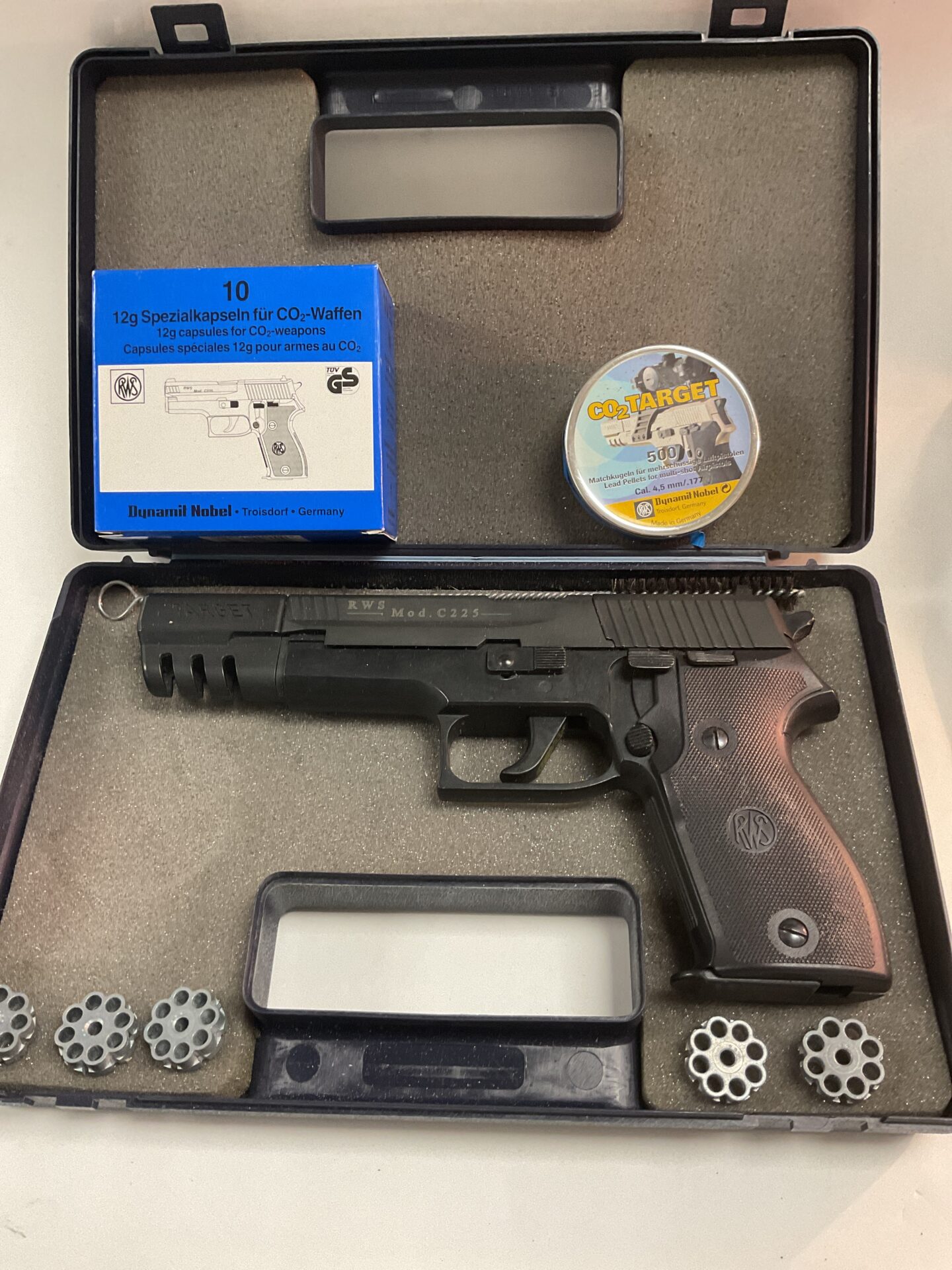 1059 R W S Mod225 co2 air pistol with spare mags pellets and gas cylinders in carry case
