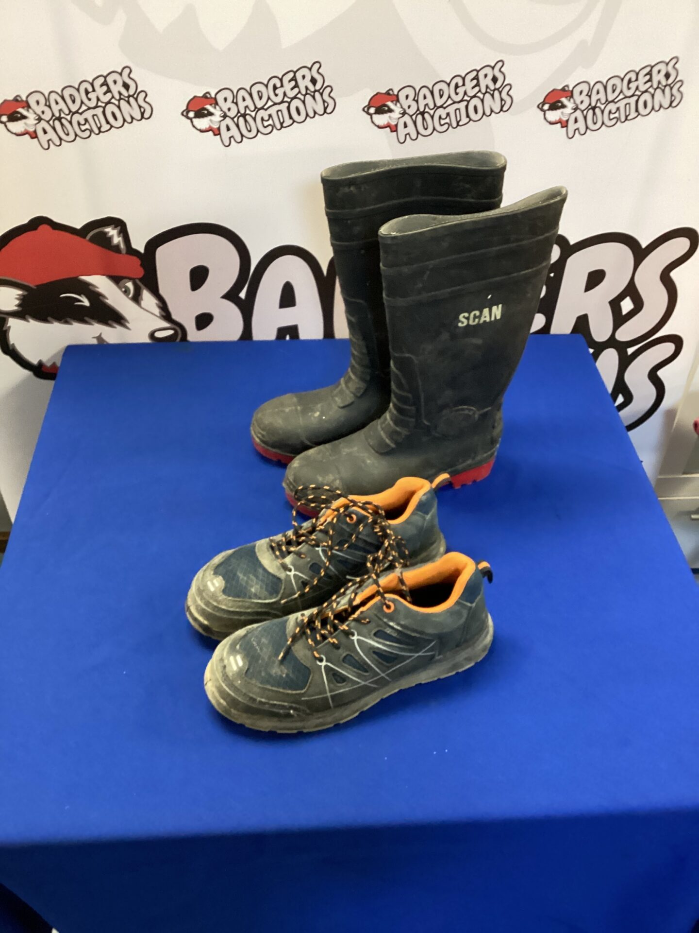 521 Pair of size 9 Maverick safety shoes and pair of scan steel toe cat Wellington boots size 8