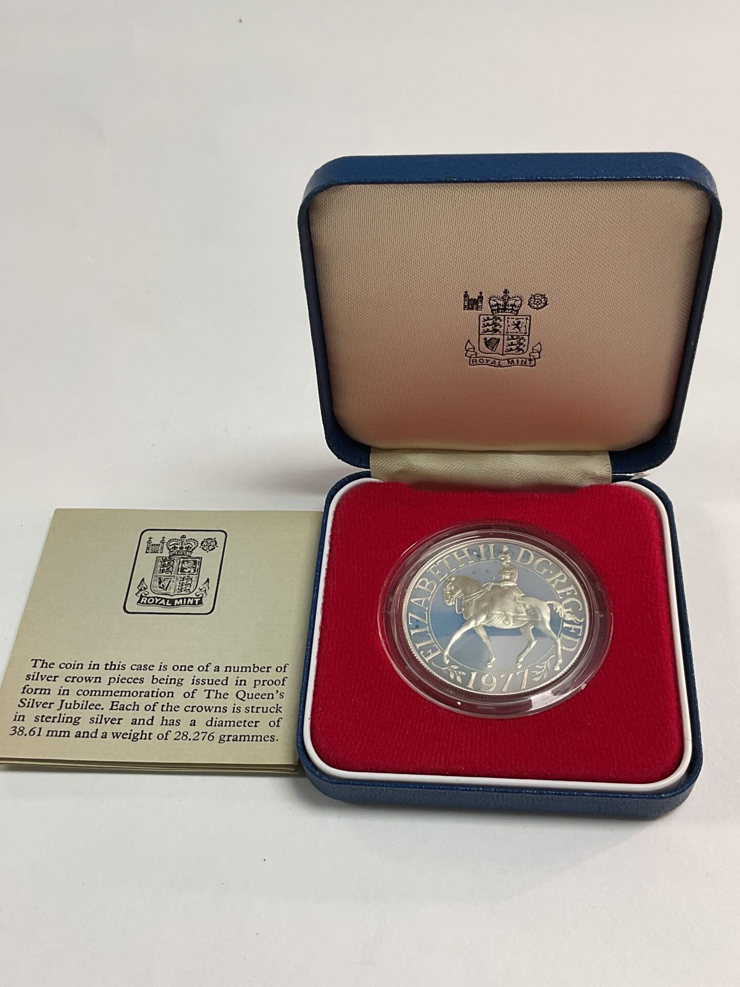 956 Sterling silver proof Queens silver jubilee diameter 38.61mm weight of 28.276g