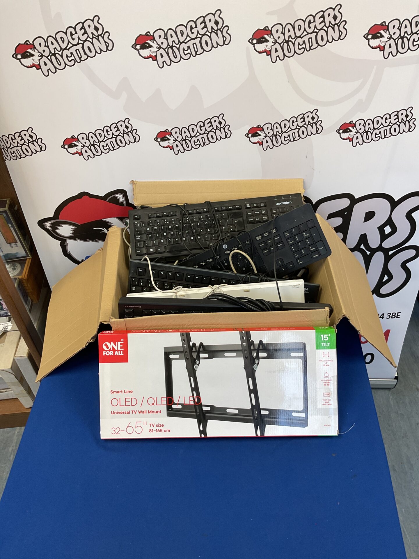151 Smart Line Universal TV Wall Mount 32-65” and box of keyboards incl. HP, Compaq, Zoostorm
