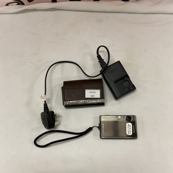 Sony CyberShot DSC-P93 digital camera with charger.