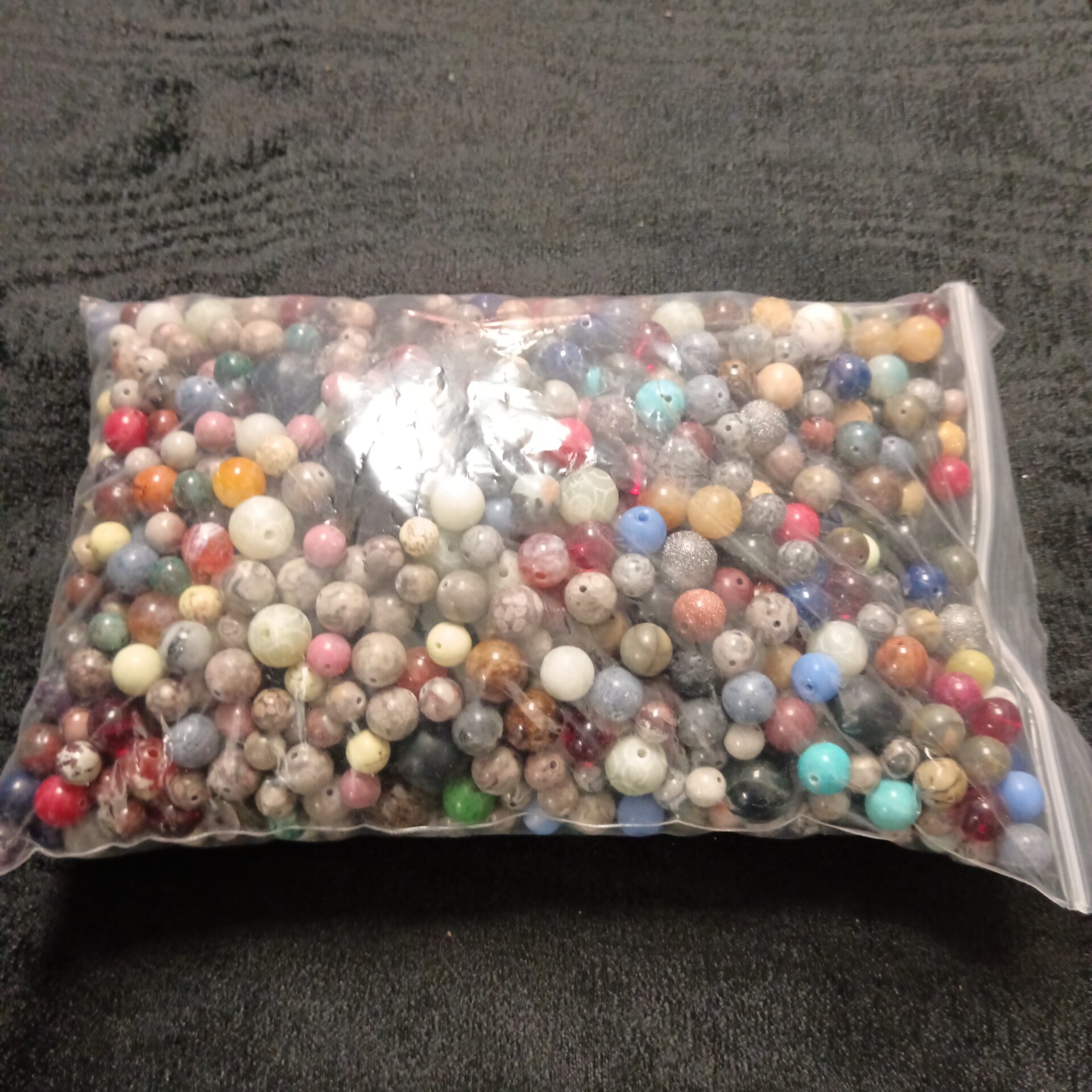 832 Bag of stone jewellery beads
