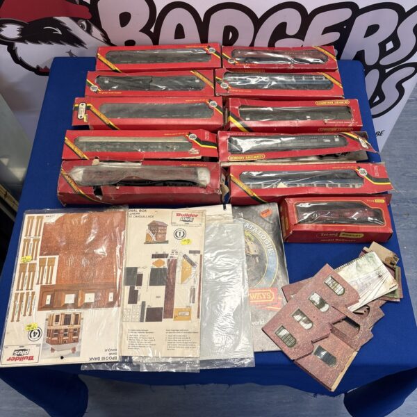 Boxed vintage Triang Railways carriages and manuals for collectors.