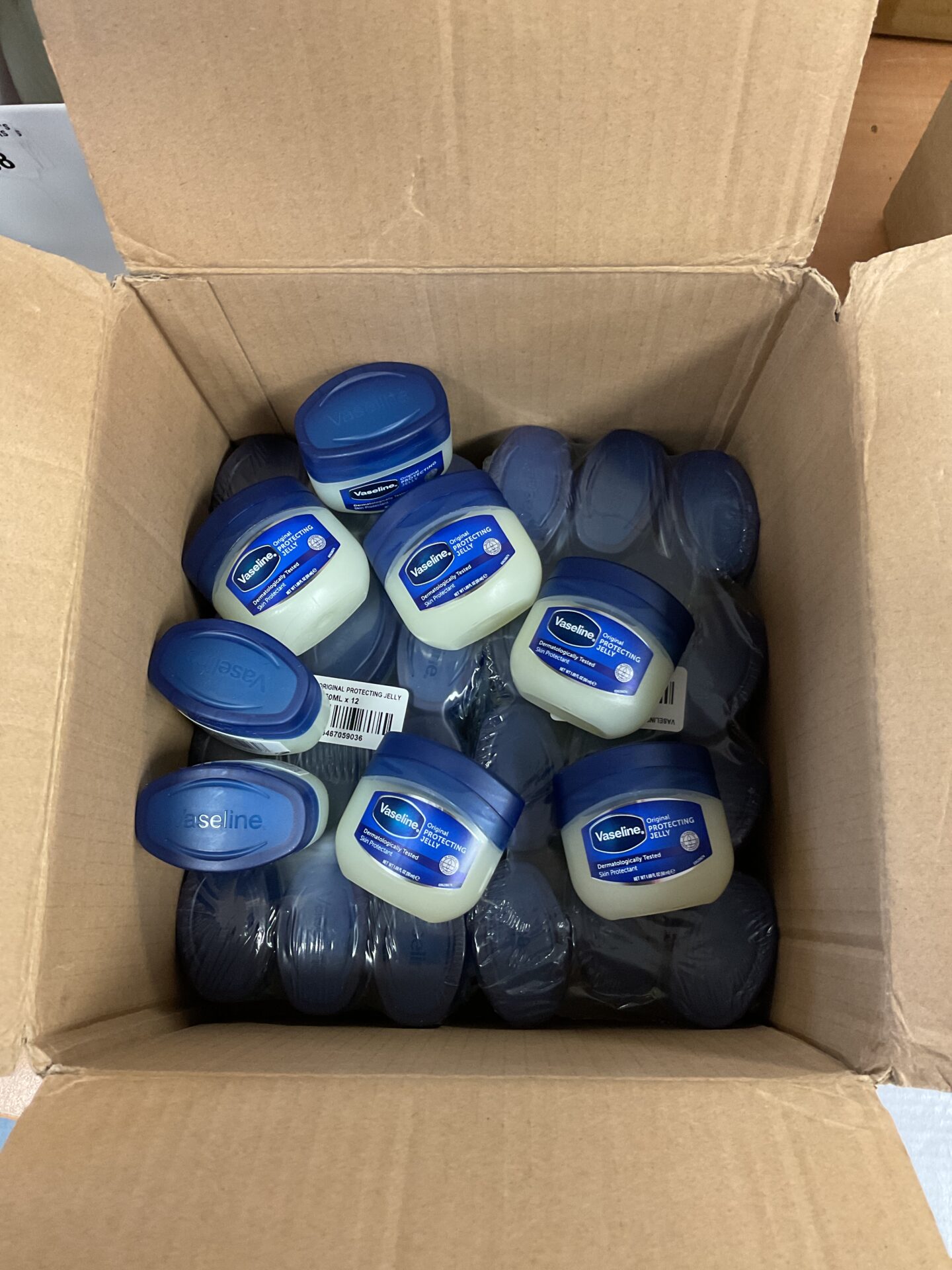 469 Box of 32 new tubs of vaseline original protecting jelly