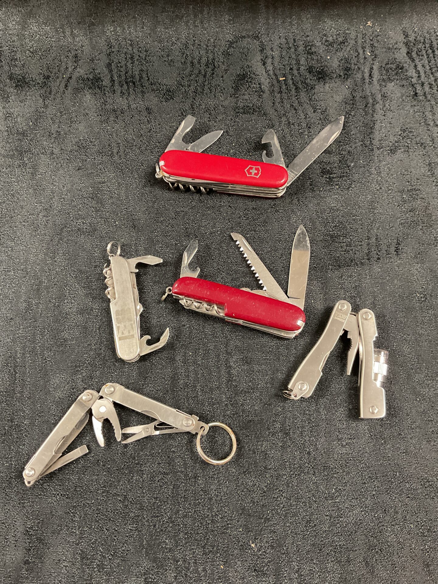 846 Collection of pocket knives and multi tools inc victorinox swiss army knife