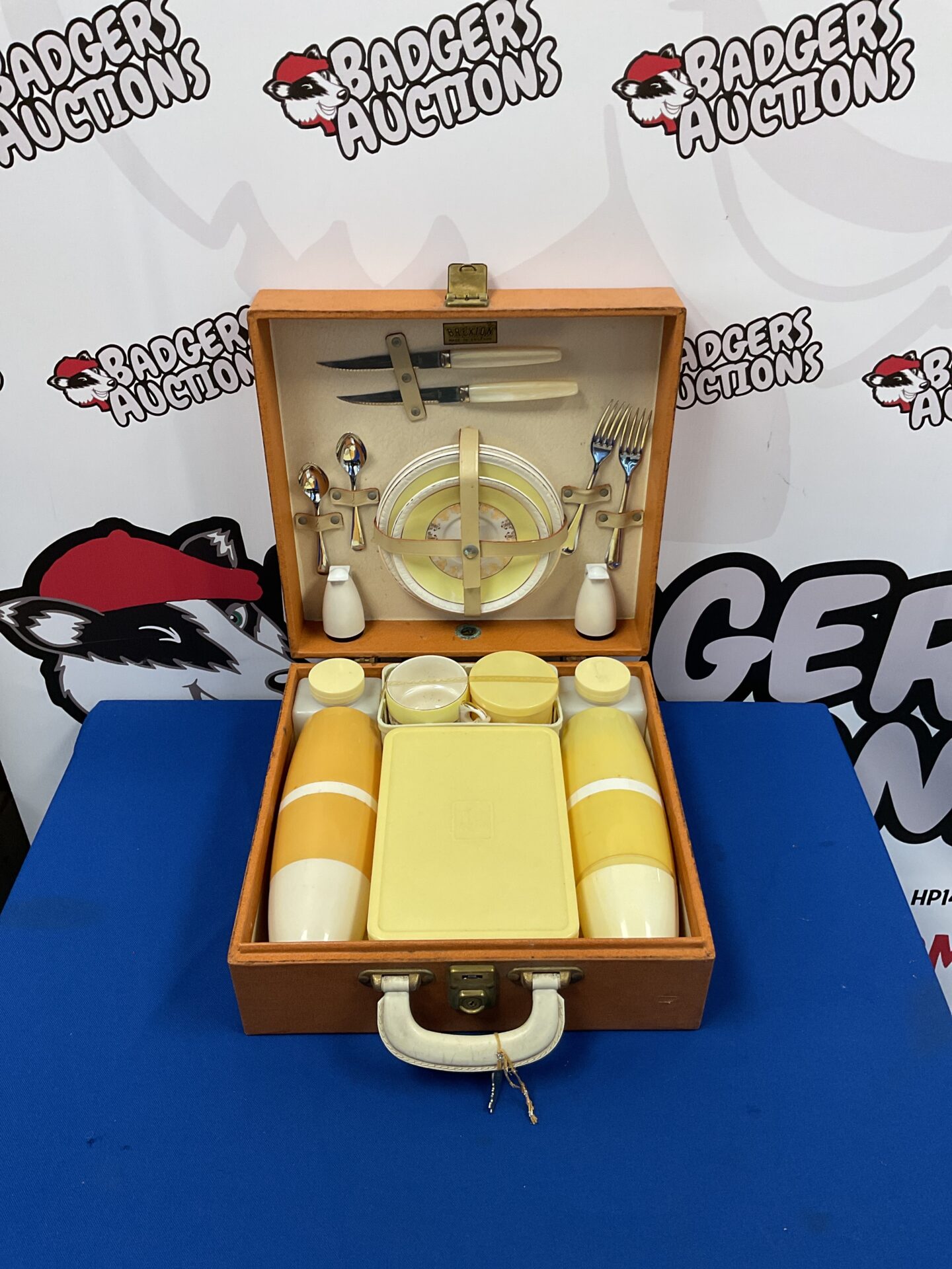 077 vintage brexton picnic set in case with key