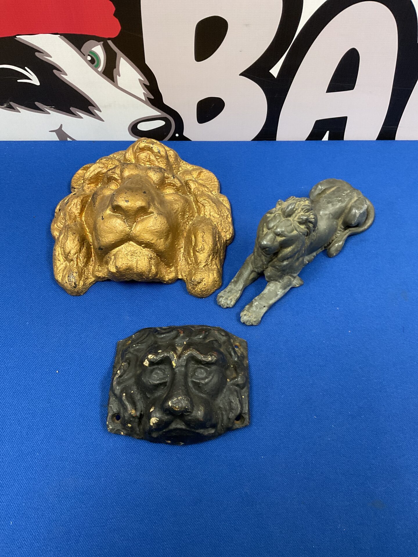 008 Two vintage cast iron lion heads & lead sitting lion