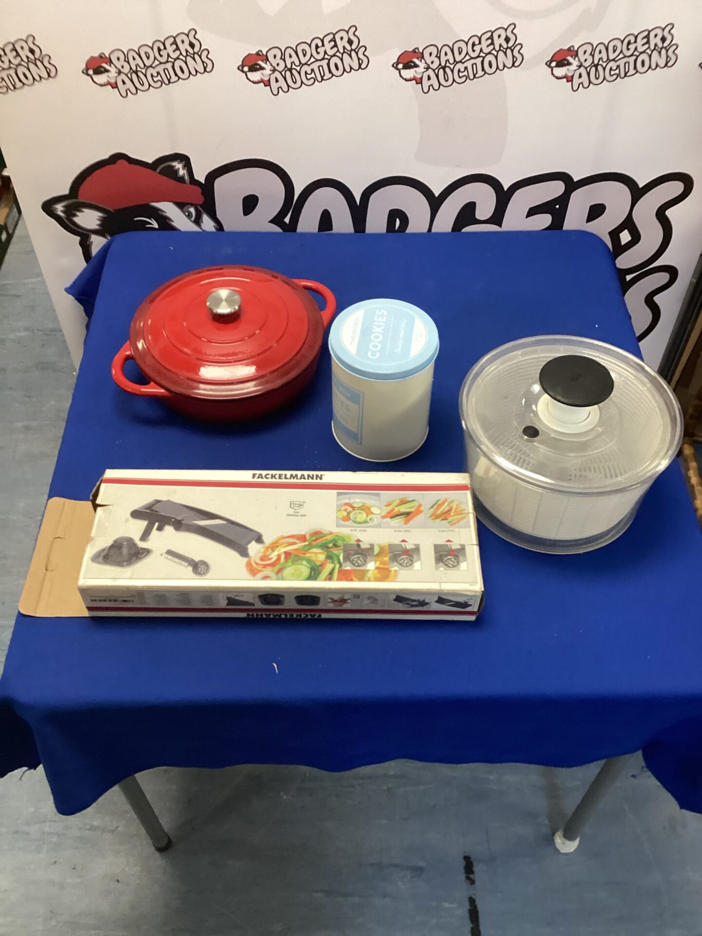 748 box of kitchenware inc cast iron pot