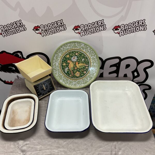 Vintage EKS kitchen scales with enamel trays, retro kitchenalia.