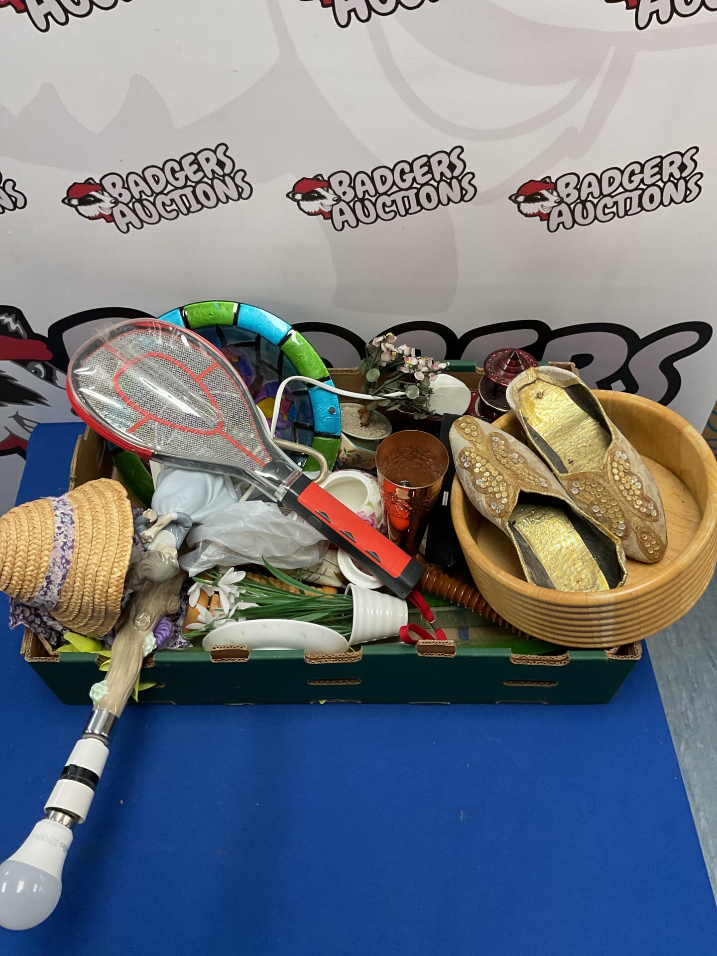362 Box of mixed inc lamp and electric racket
