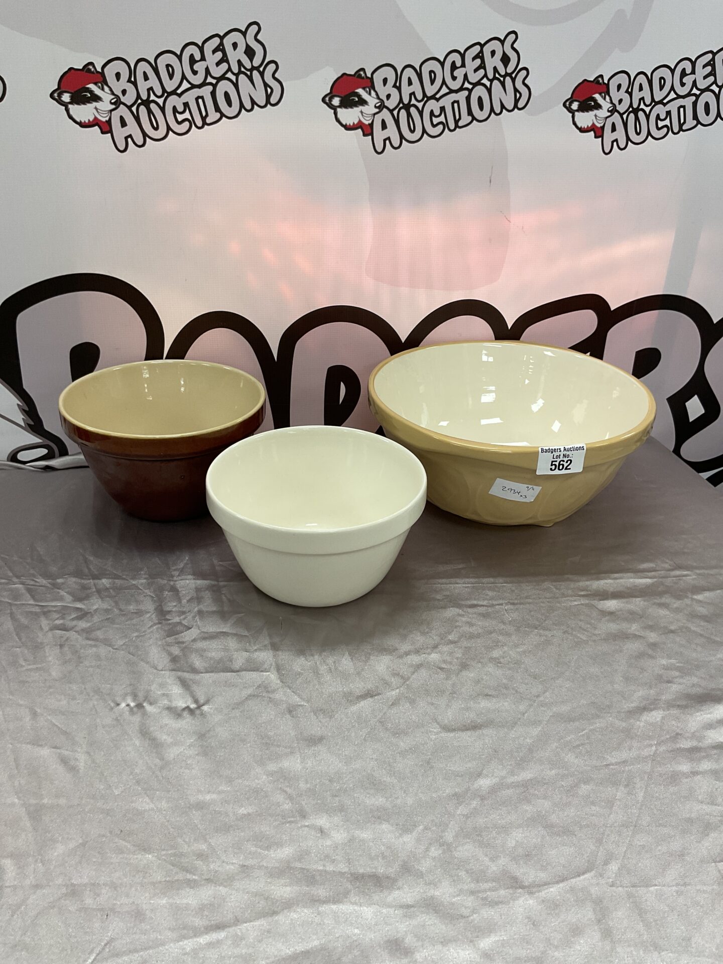 562 Three bowls inc mason&cash and gripstand