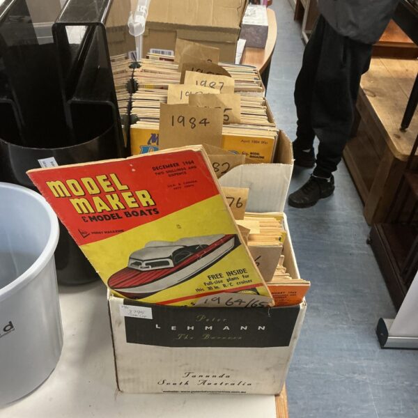 Large lot of vintage model maker magazines from the 1960s to 1990s.