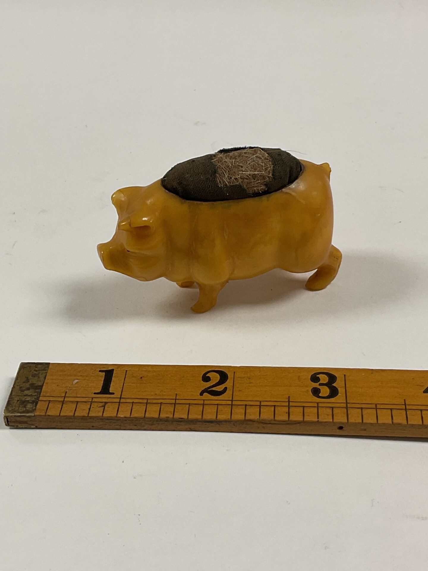 912 Vintage plastic pig pin cushion