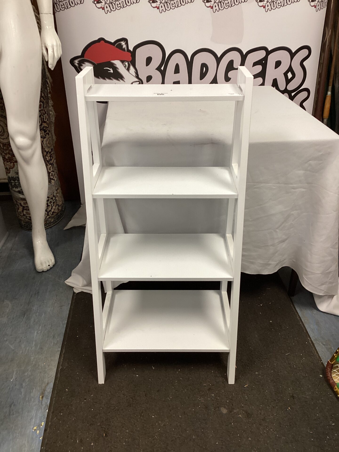 685 White wooden shelving unit