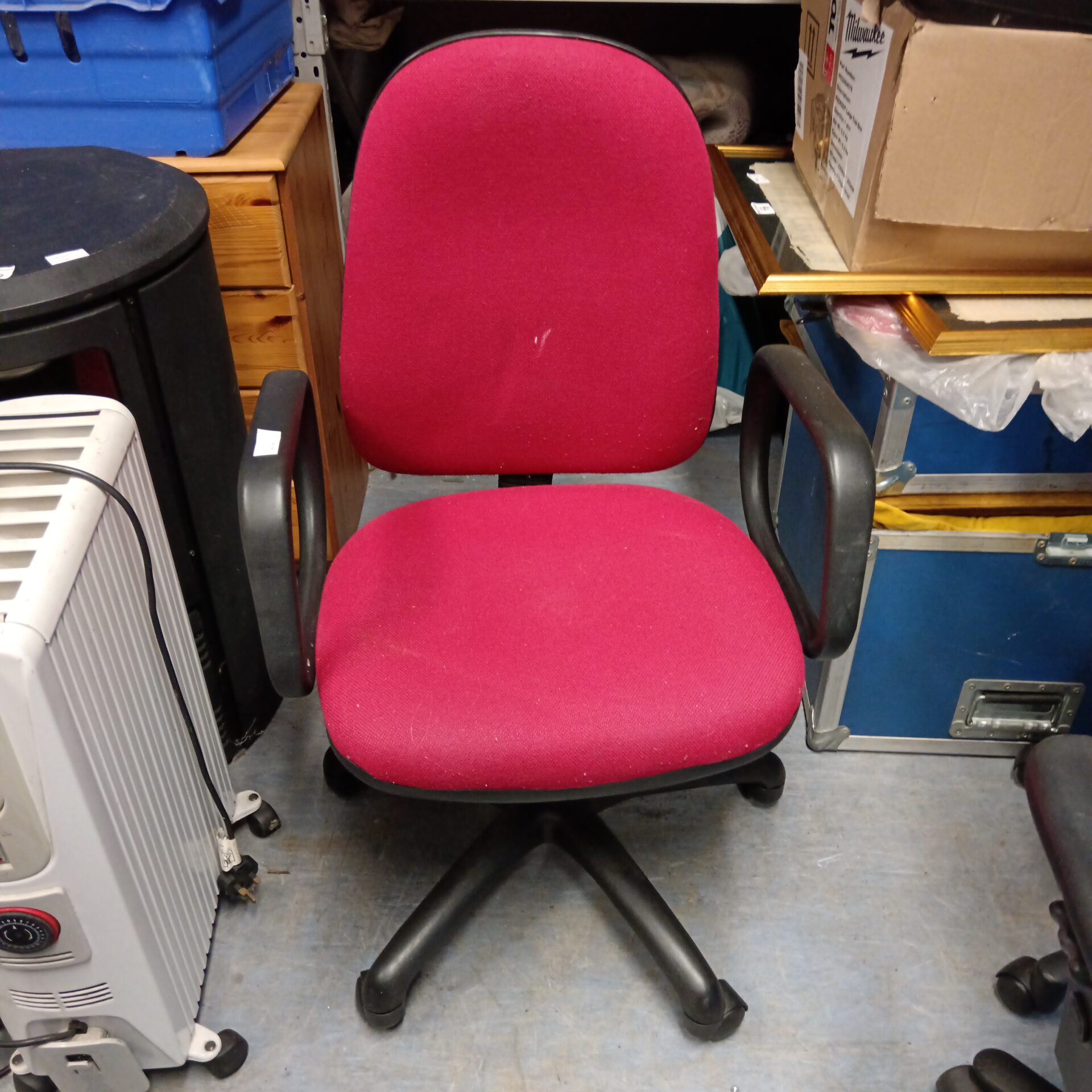 1347 Wine red office chair