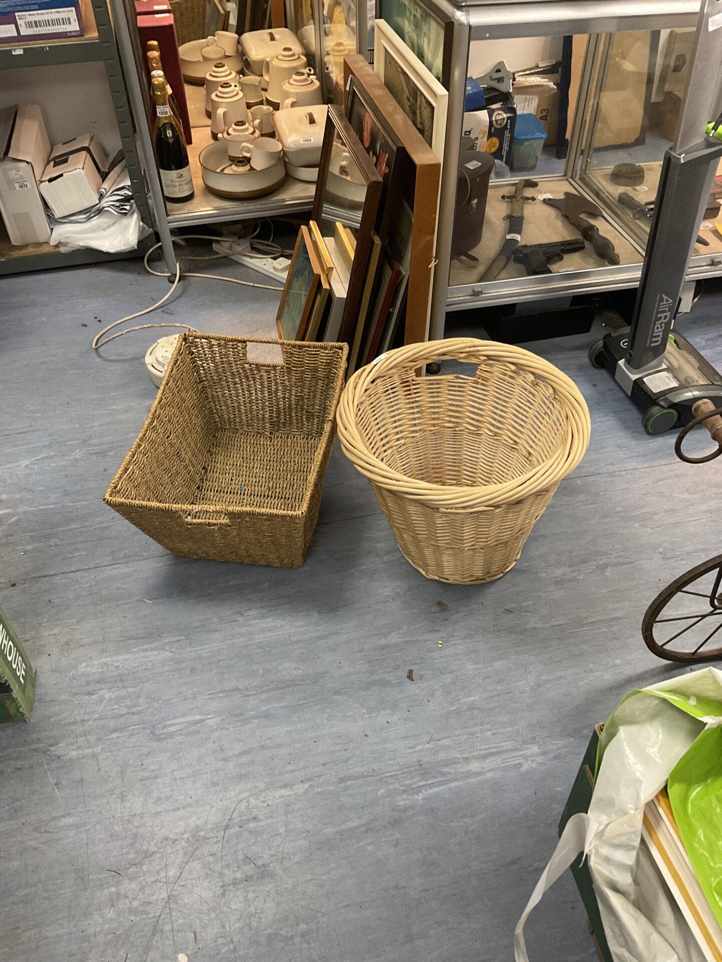 1136 Woven basket with wicker bin
