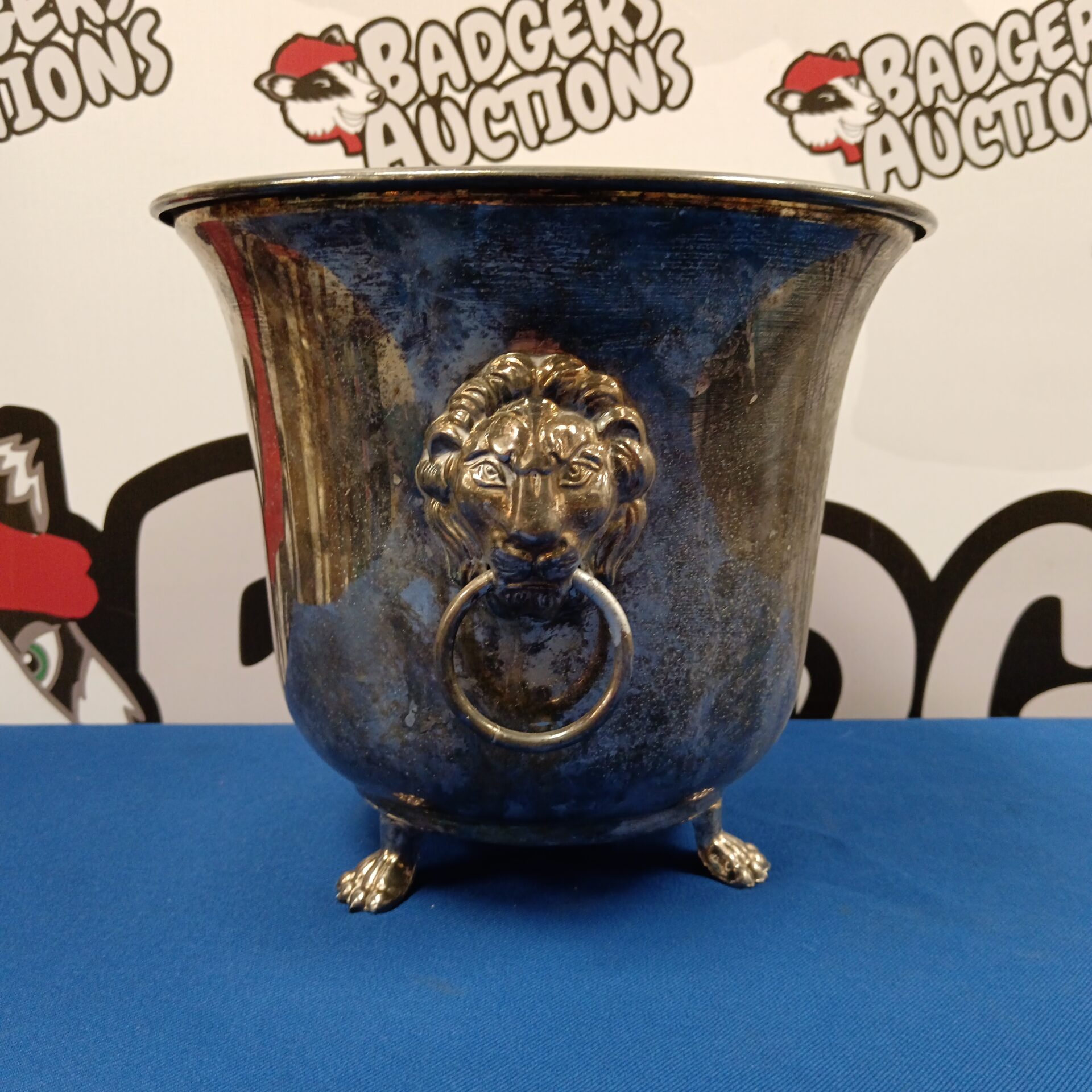 019 large antique silver plated ice bucket with lion mask handles and pad feet