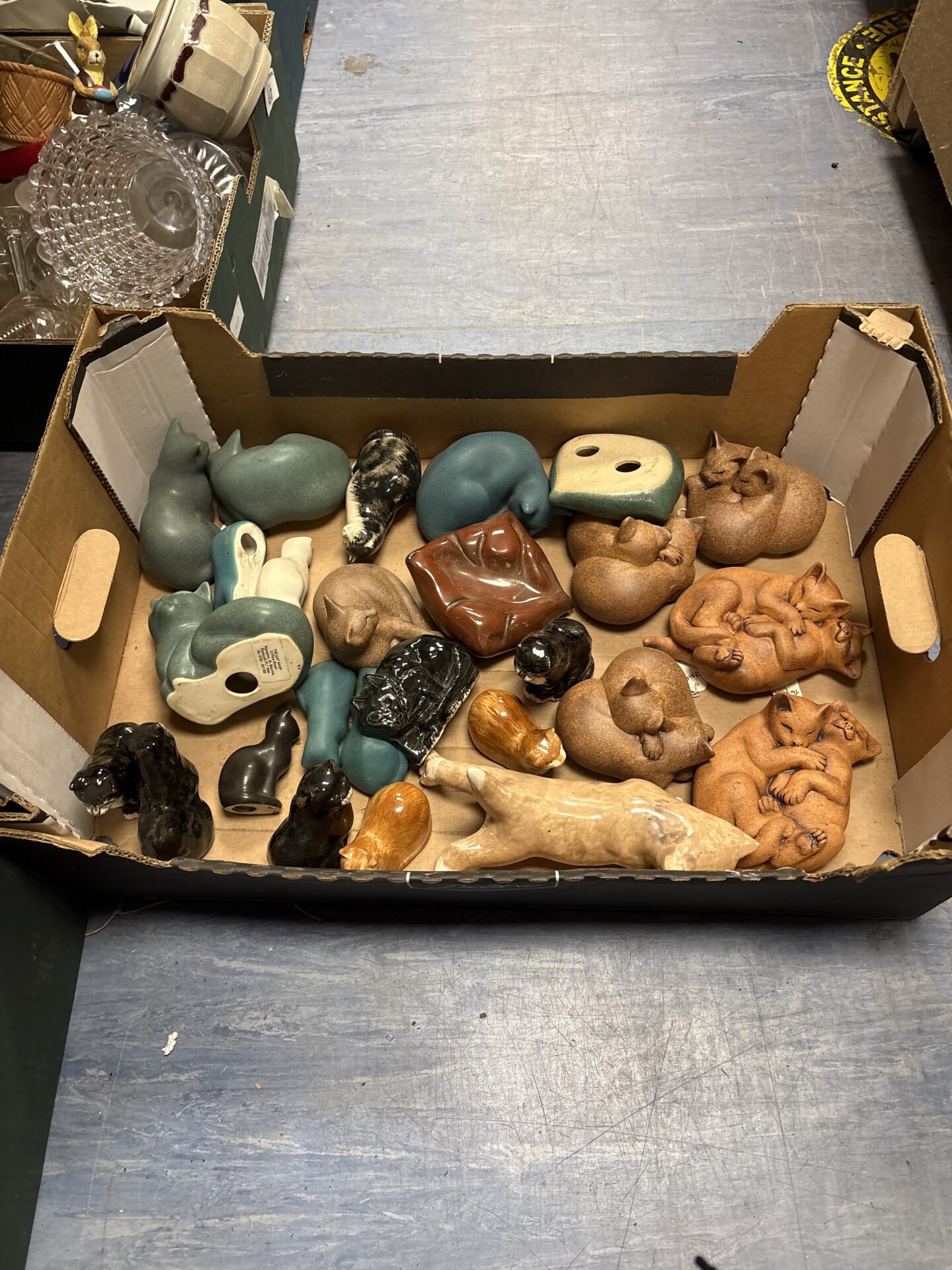498 Box of mixed cat pottery and ceramics inc paula humphris and the cat shop inc suzie marsh