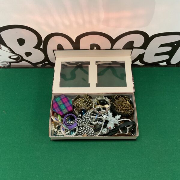 Assorted costume jewellery lot with necklaces, earrings and brooches.