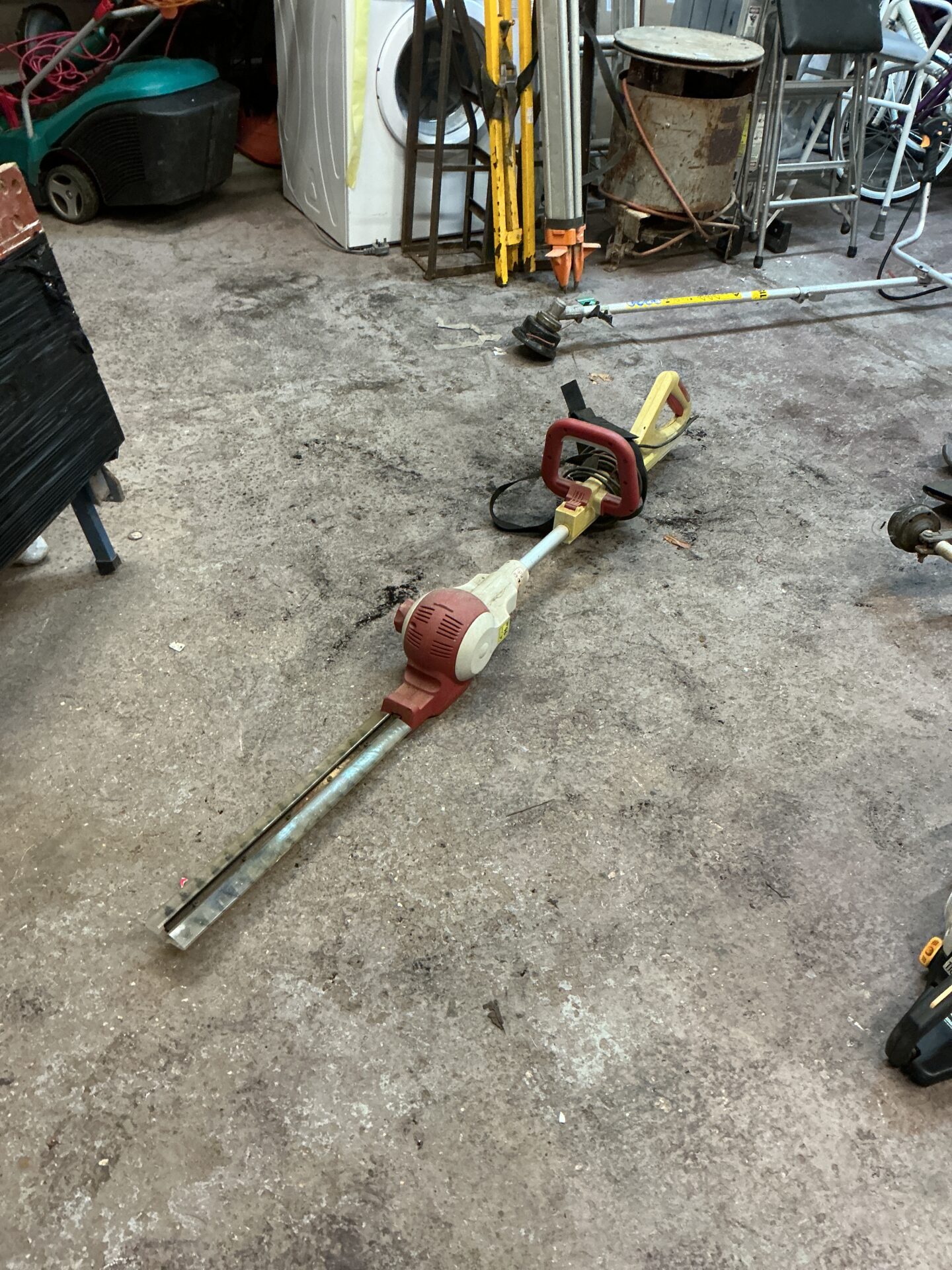 1282 Extending electric hedge cutter