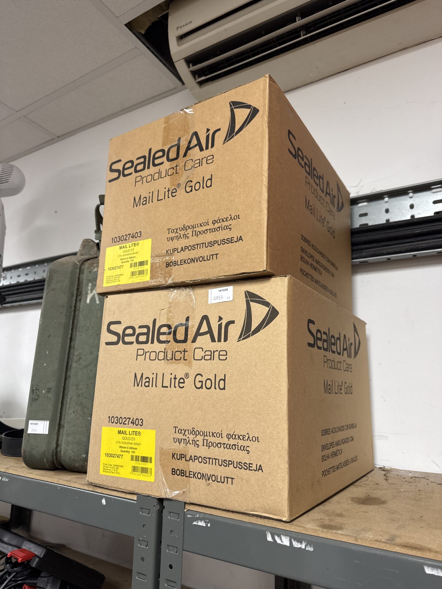 1045 Two boxes of Sailed air mail lite gold 180 x 260mm Jiffy bags